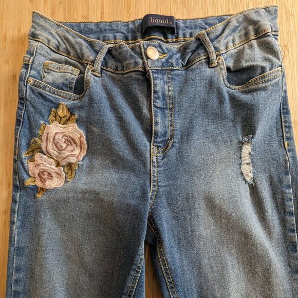 LiquidX Size 9 Blue jeans with Embroidered Rose and distressed 28 inch inseam - Picture 2 of 11